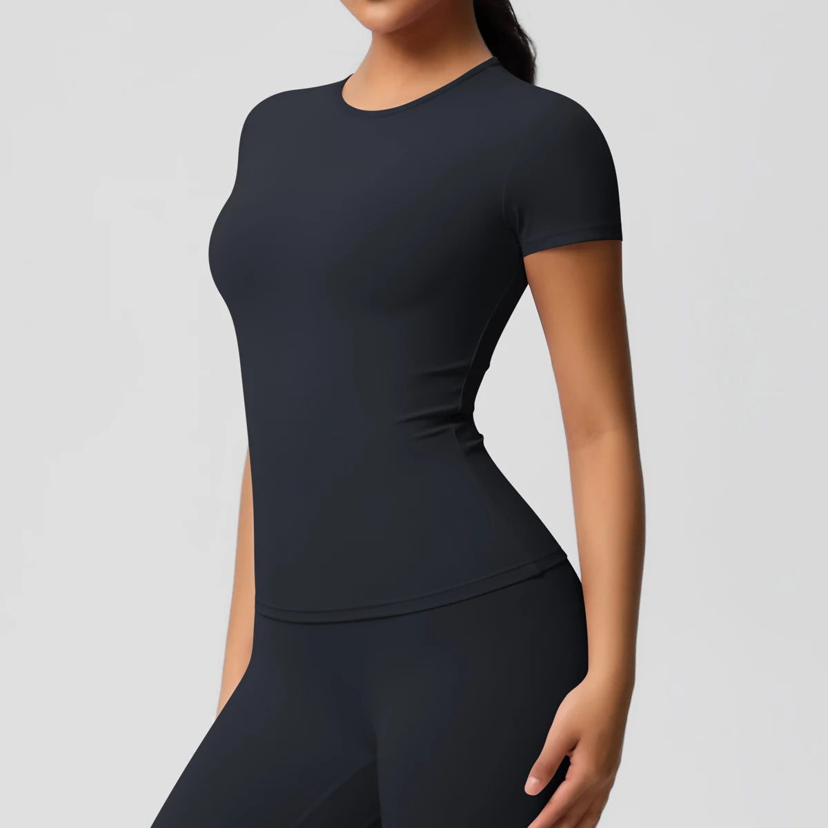 بلوزة رياضية نسائية مرنة وسريعة الجفاف