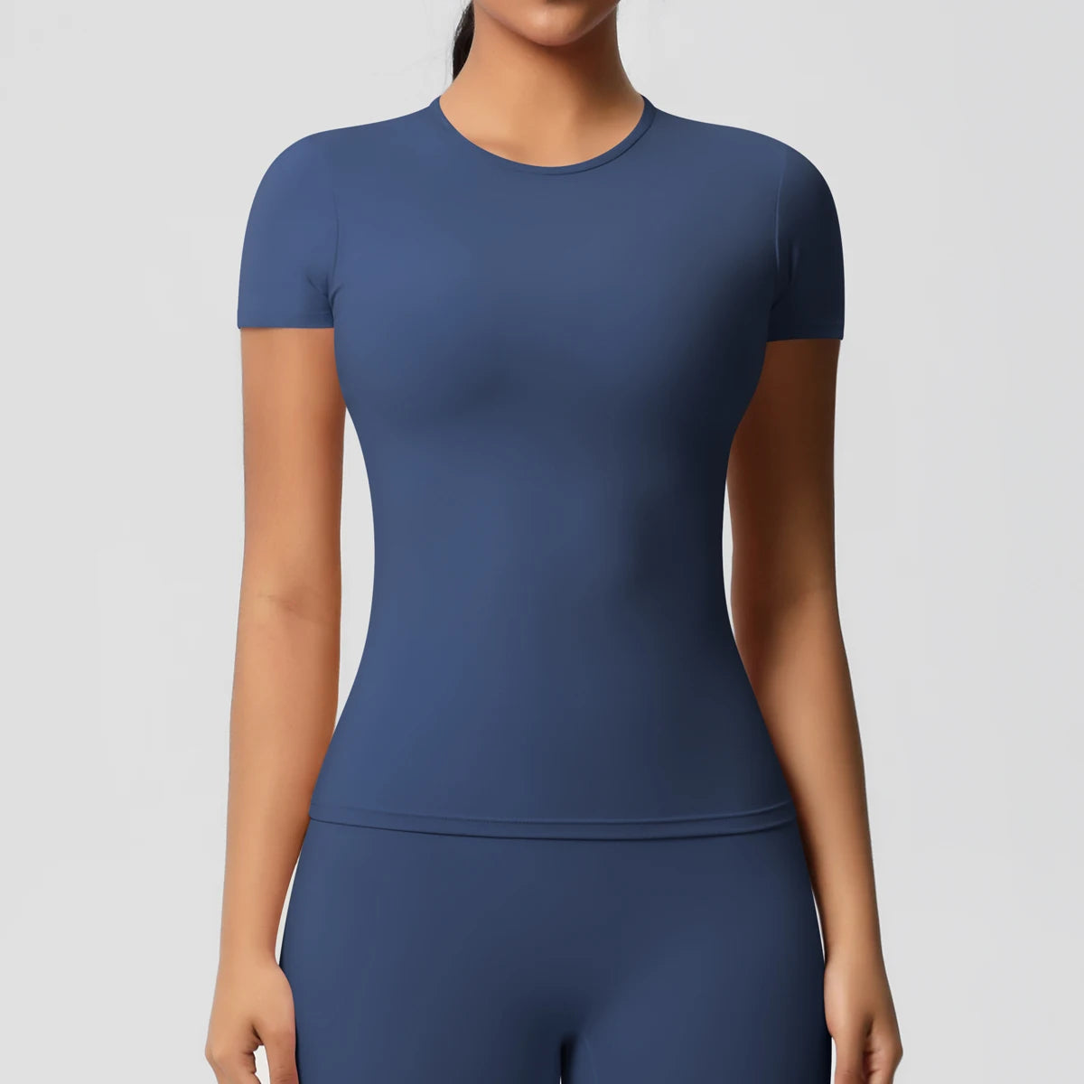 بلوزة رياضية نسائية مرنة وسريعة الجفاف