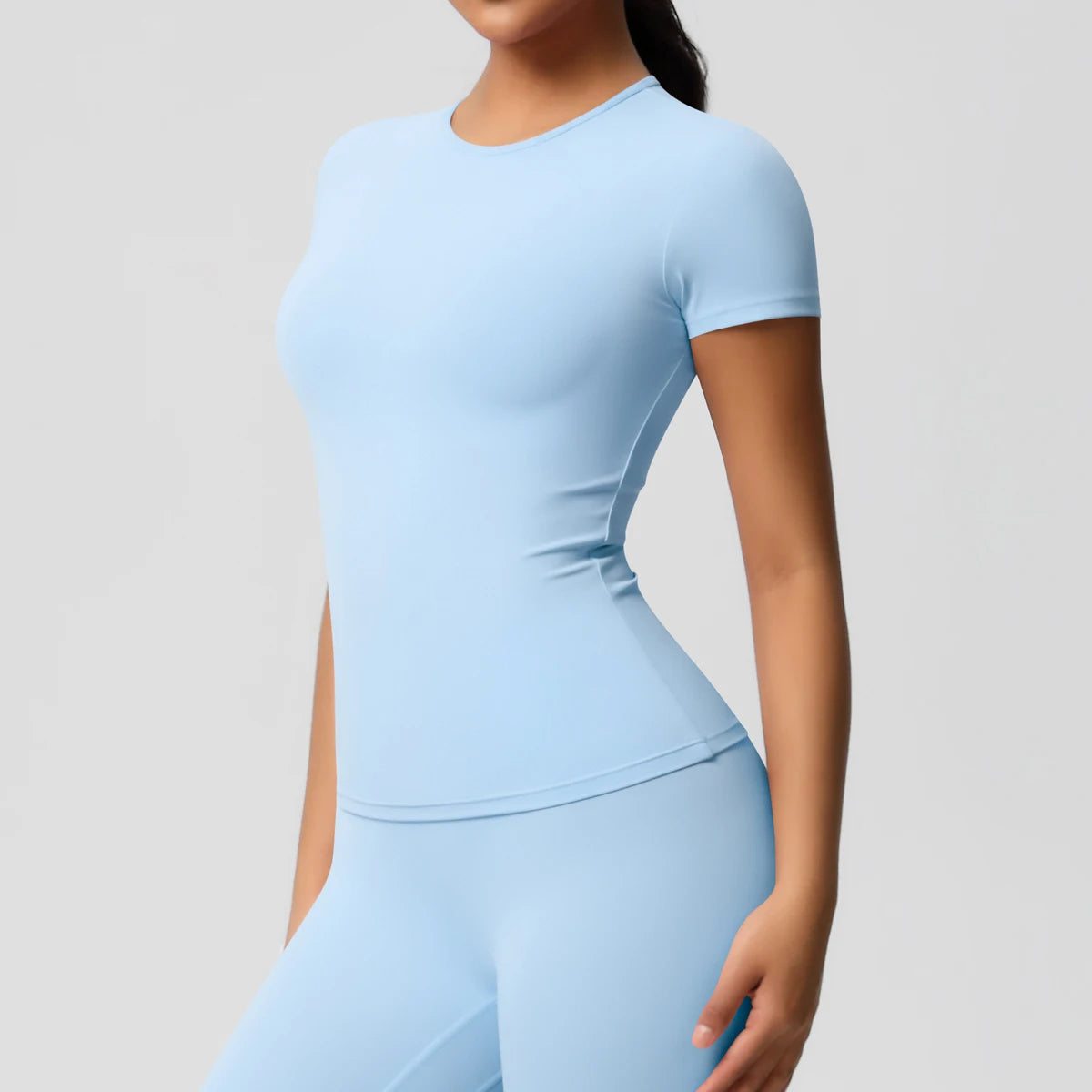 بلوزة رياضية نسائية مرنة وسريعة الجفاف