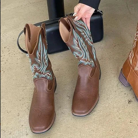 حذاء نسائي متوسط الساق من الجلد مطرز باللون الوردي