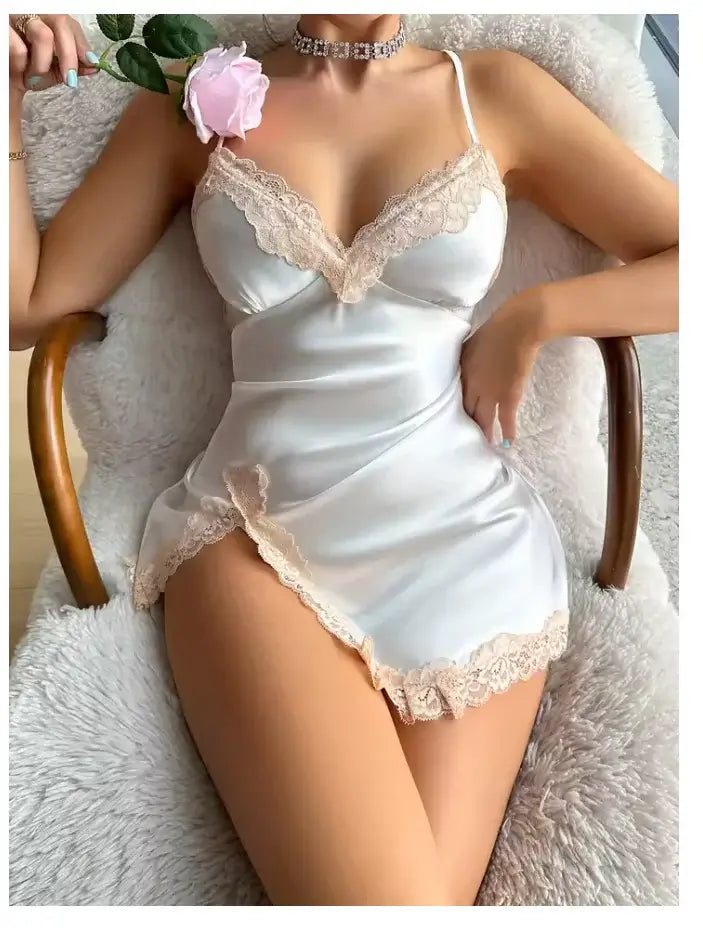 قميص نوم نسائي من الساتان والدانتيل بفتحة عميقة على شكل حرف V بدون ظهر