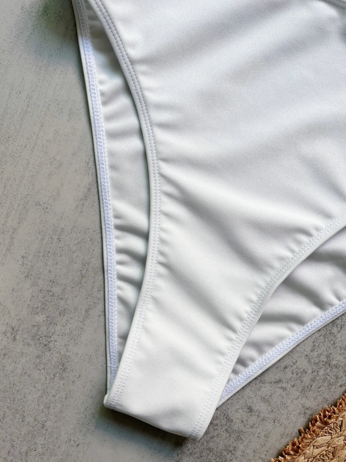 ملابس سباحة نسائية باندو بحلقة معدنية