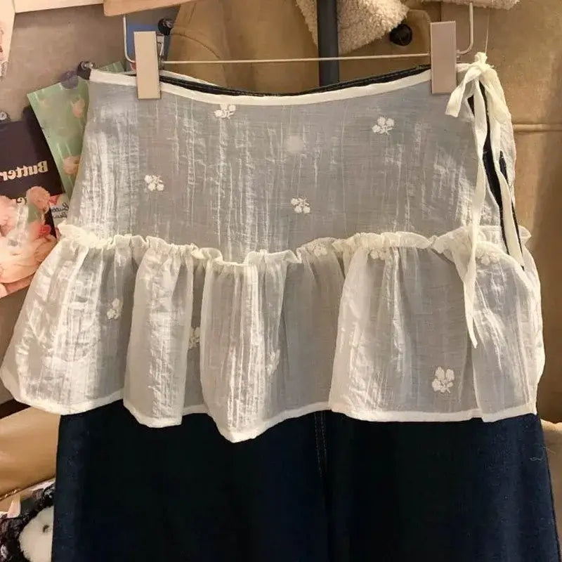 تنورة نسائية من الدانتيل بتصميم Y2K