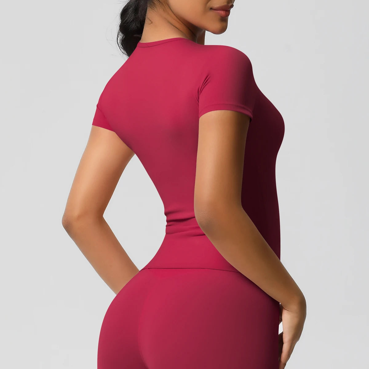 بلوزة رياضية نسائية مرنة وسريعة الجفاف