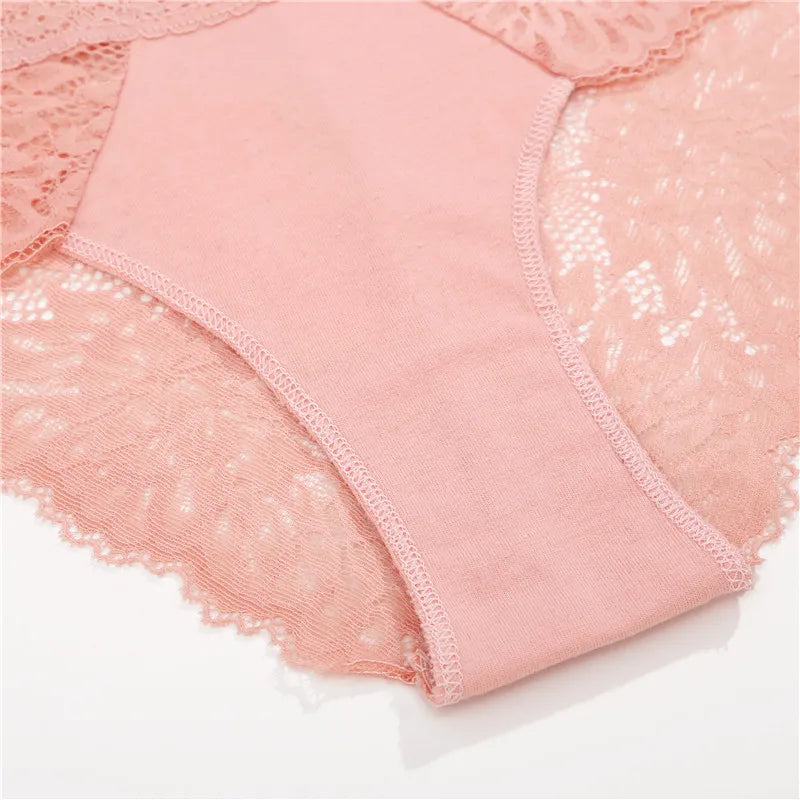 ملابس داخلية نسائية وردية اللون