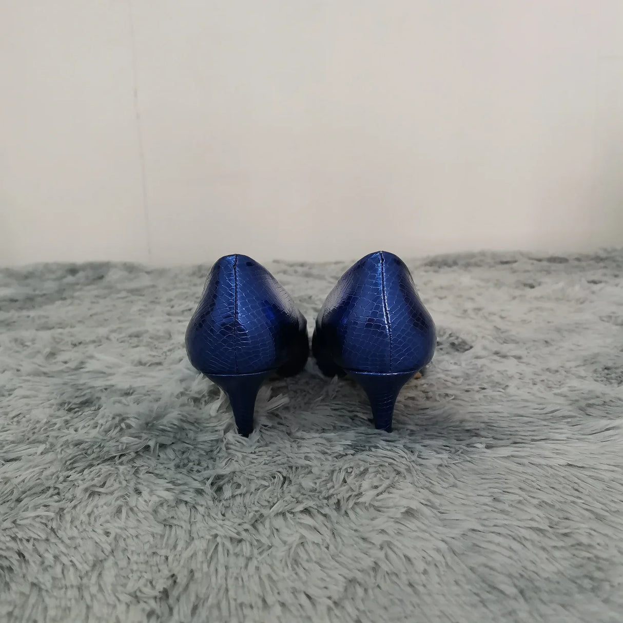 حذاء بكعب منخفض أحمر اللون 2025 بكعب 5 سم من جلد التمساح