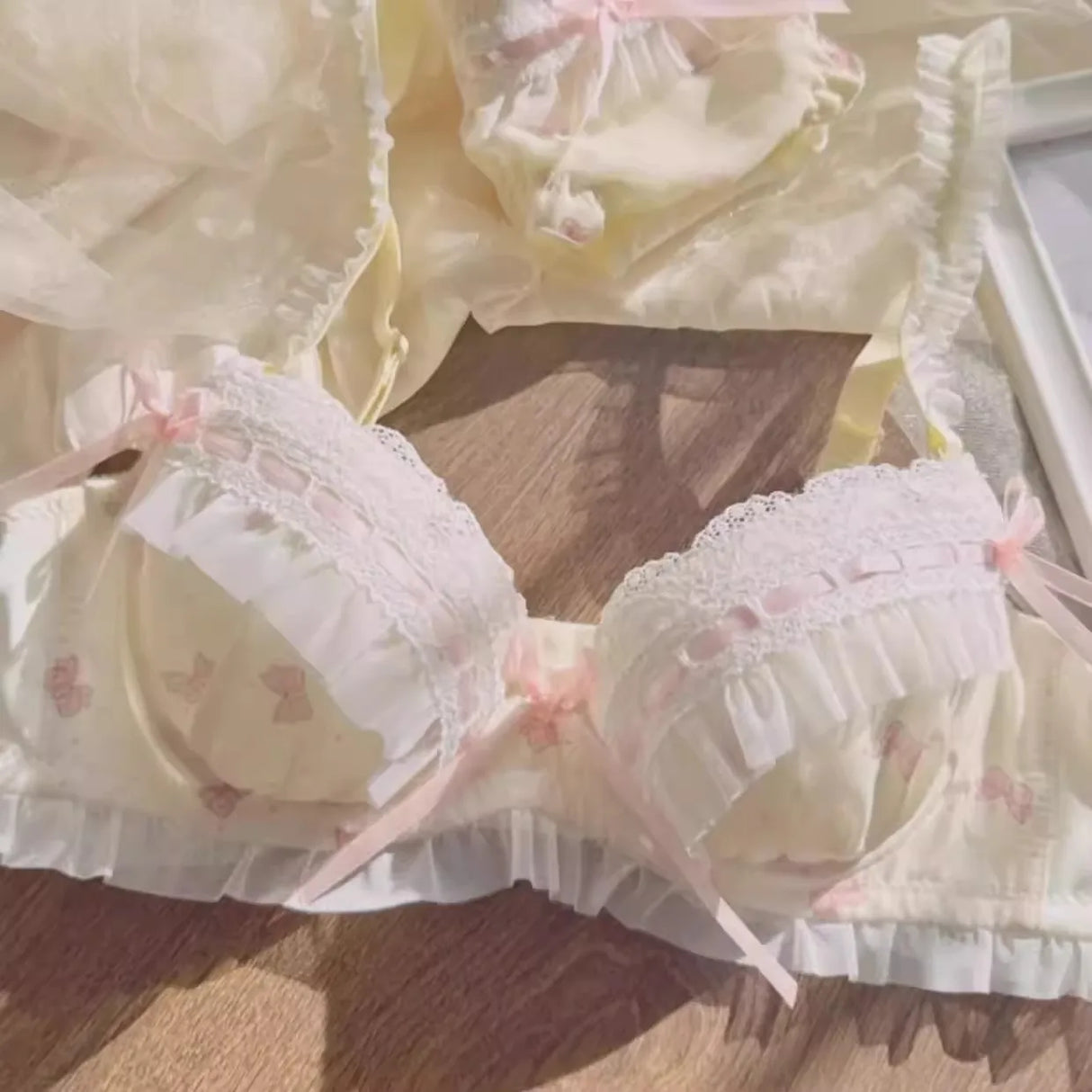 شورتات نسائية من الدانتيل