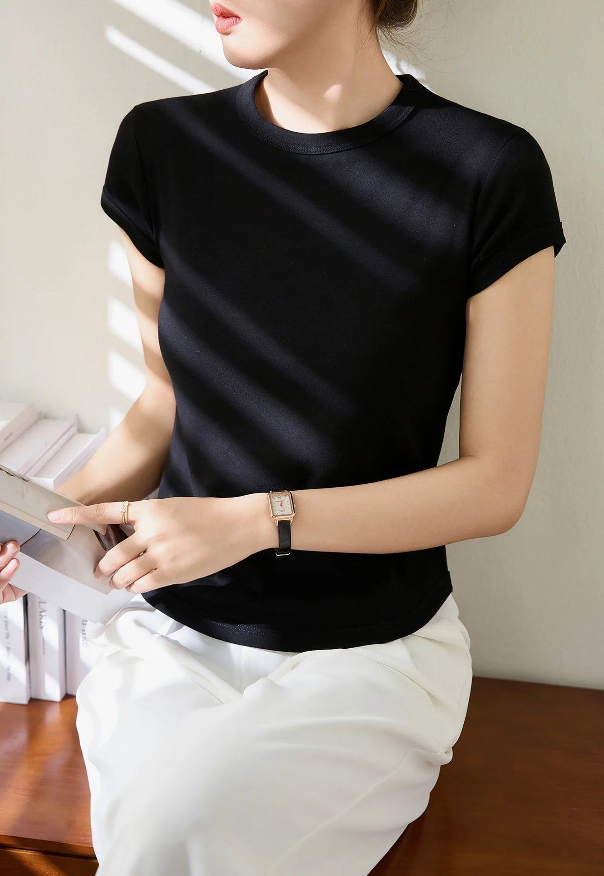 تي شيرت نسائي بطبعة ملونة