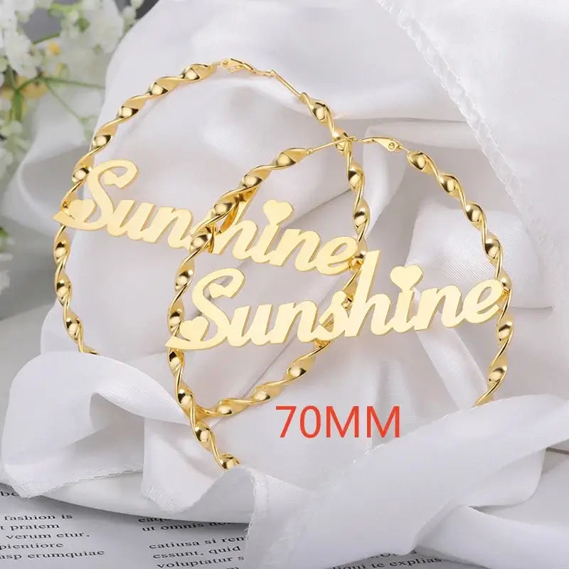 أقراط دائرية مخصصة تحمل اسم التاج اللطيف للنساء