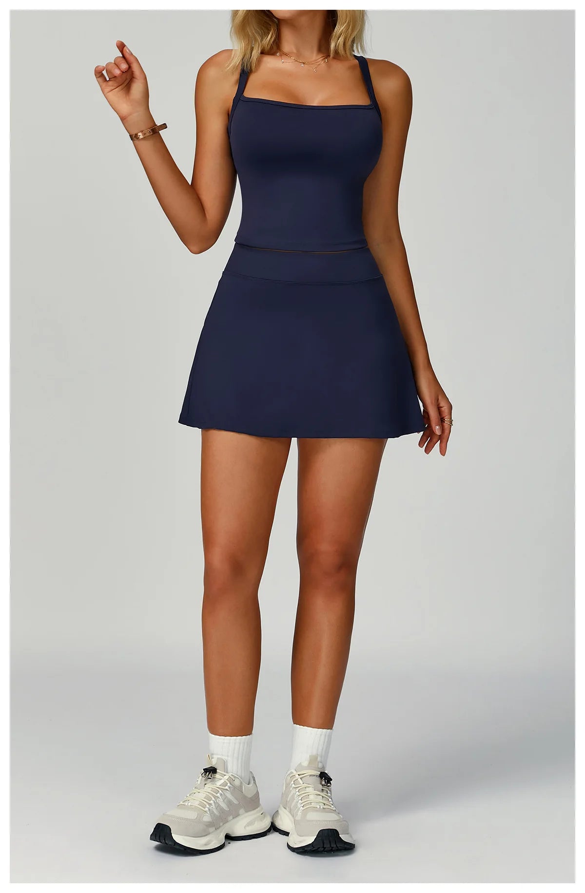 طقم تنورة تنس رياضية للنساء