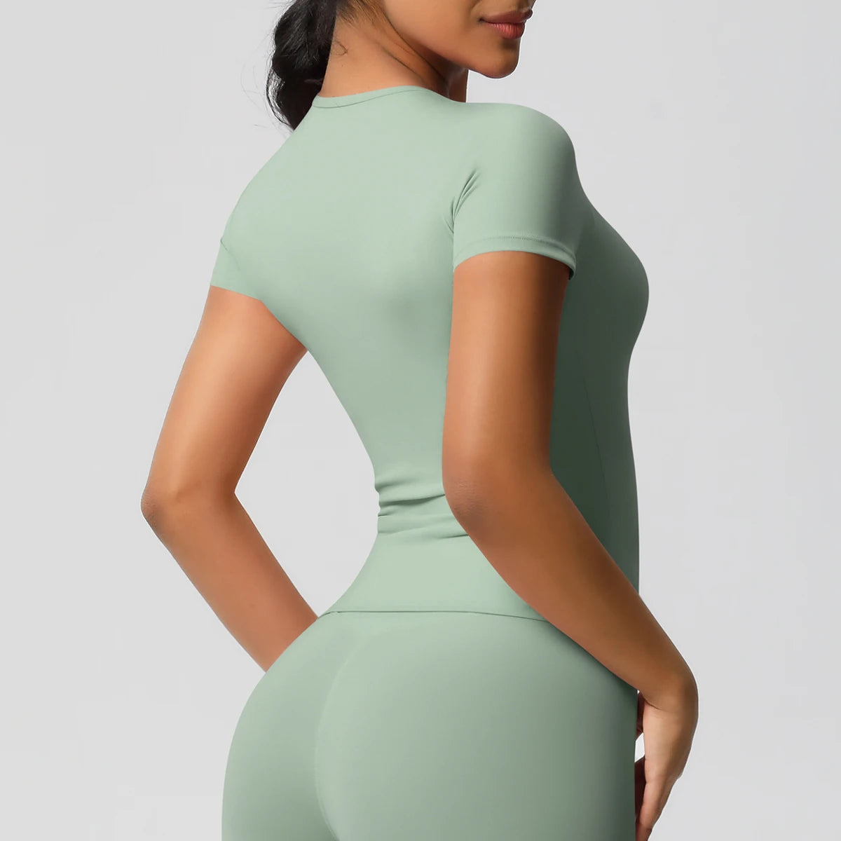 بلوزة رياضية نسائية مرنة وسريعة الجفاف