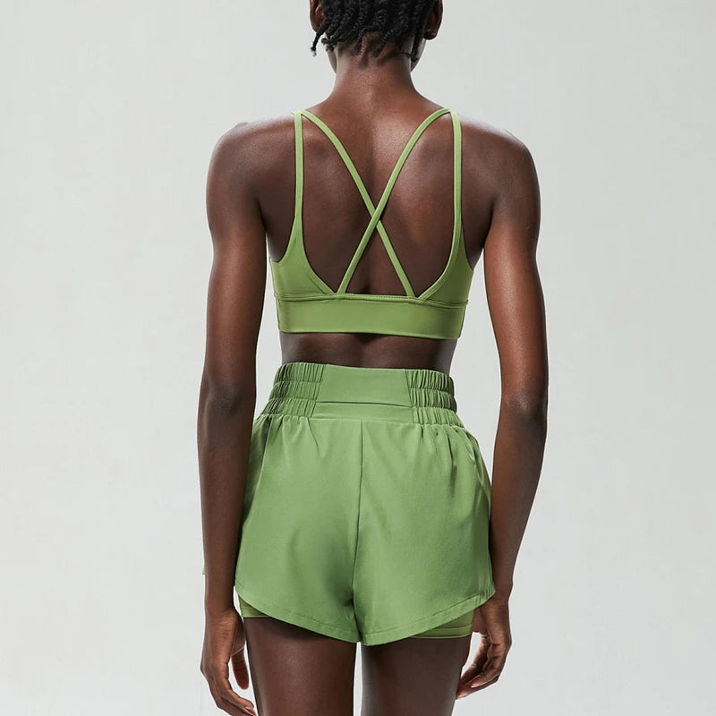 مجموعة رياضية سريعة الجفاف للنساء في الهواء الطلق