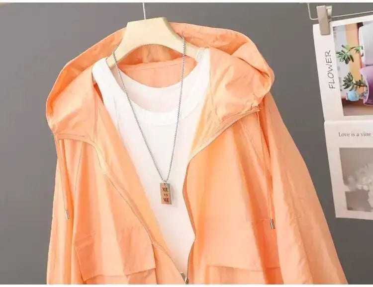 سترة نسائية خفيفة الوزن مقاومة للرياح بغطاء للرأس