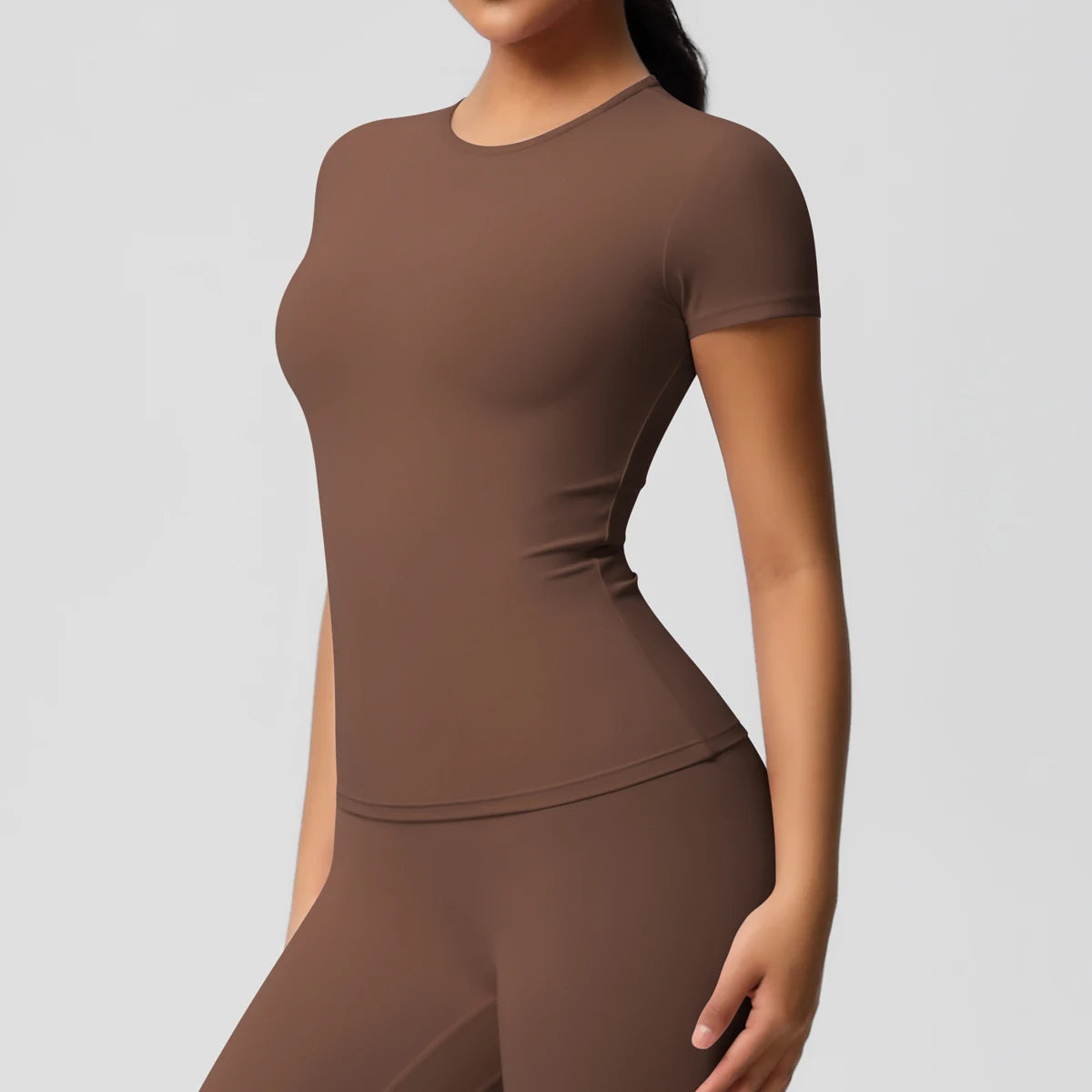 بلوزة رياضية نسائية مرنة وسريعة الجفاف