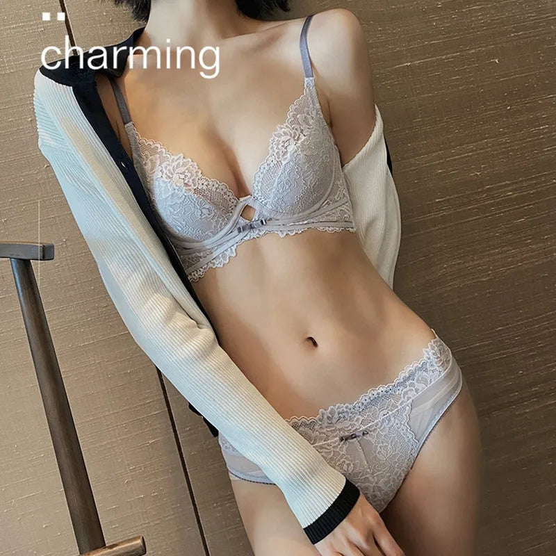 طقم حمالة صدر نسائية من الدانتيل المجوف