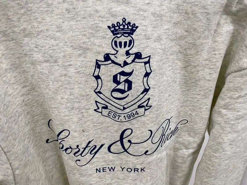 سويت شيرت نسائي بطبعة حروف عتيقة برقبة دائرية