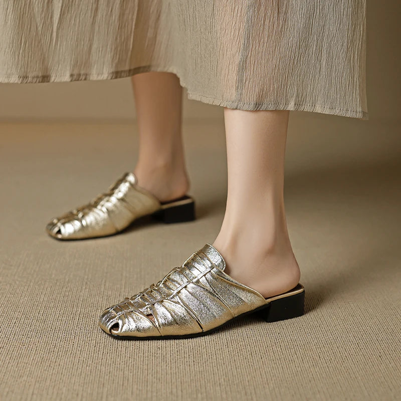 صنادل نسائية بكعب عريض من الجلد