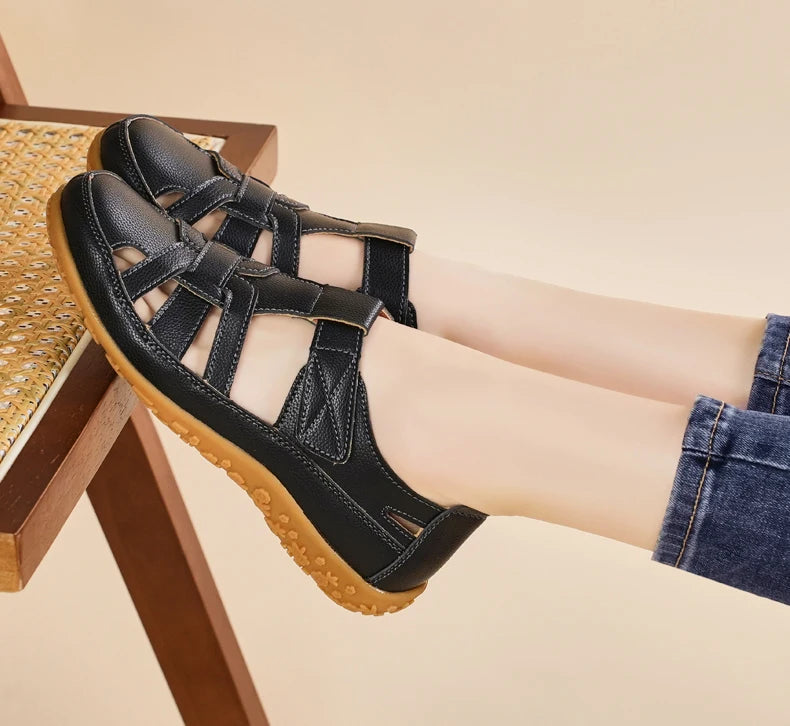 صنادل نسائية صيفية مسطحة بأصابع مغطاة للمشي