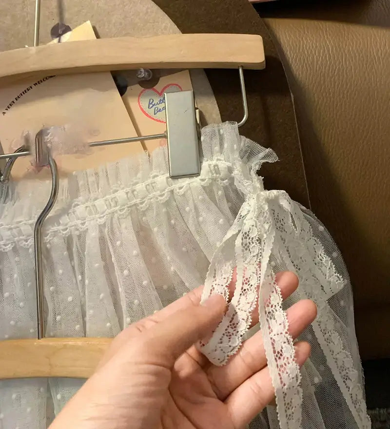 تنورة نسائية من الدانتيل بتصميم Y2K