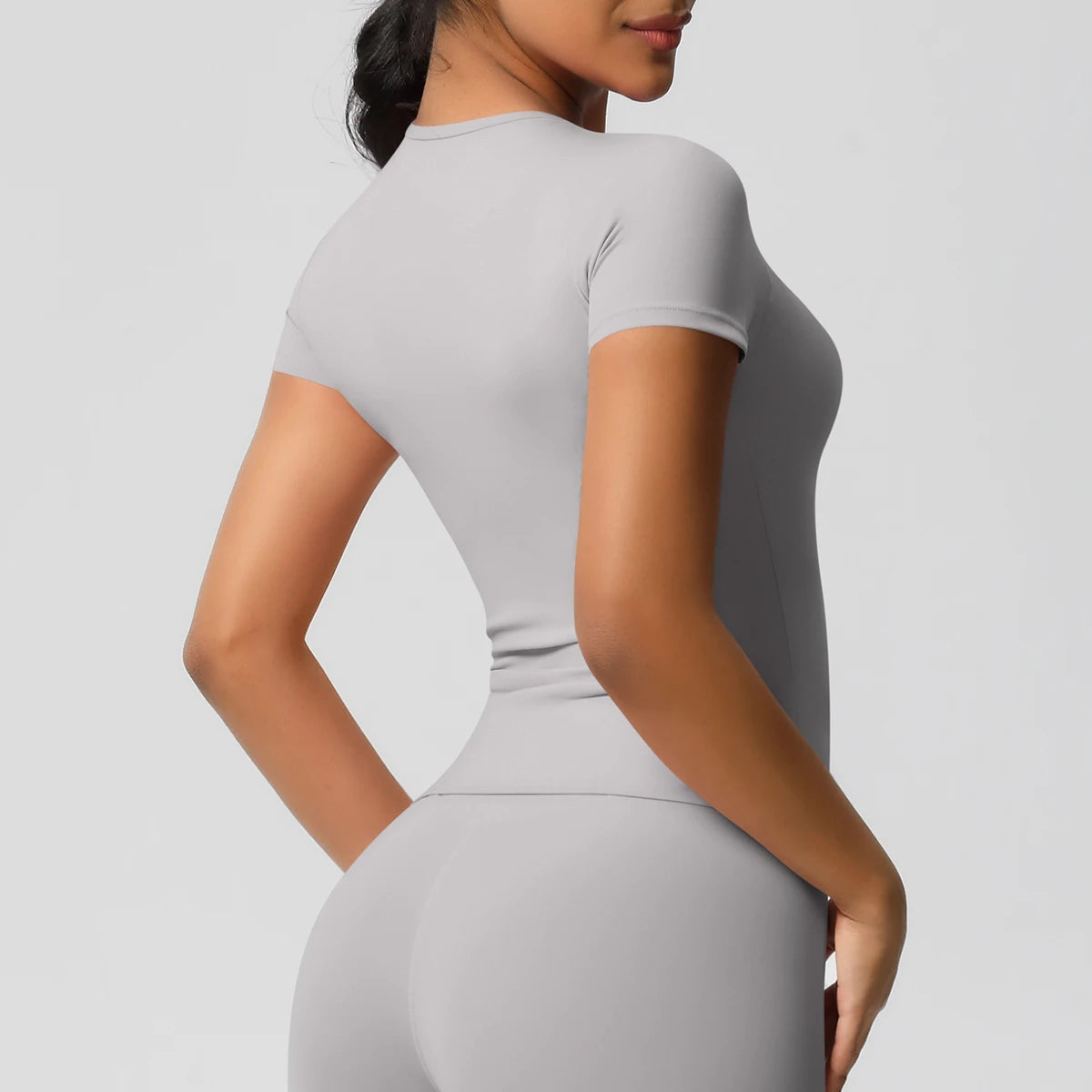 بلوزة رياضية نسائية مرنة وسريعة الجفاف