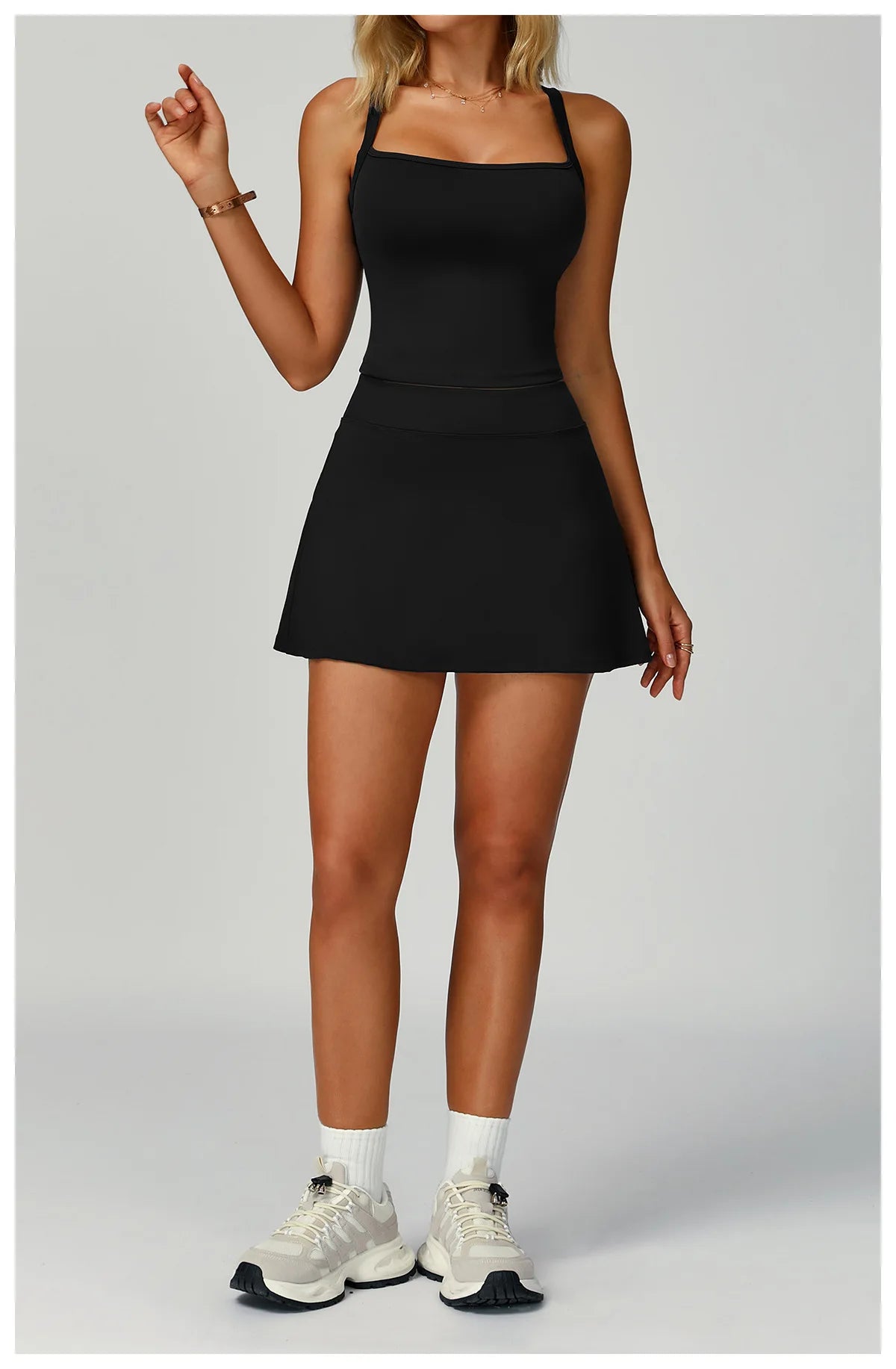 طقم تنورة تنس رياضية للنساء