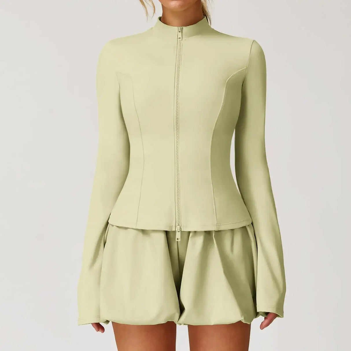 سترة تدريب نسائية مرنة بقصّة Slim Fit