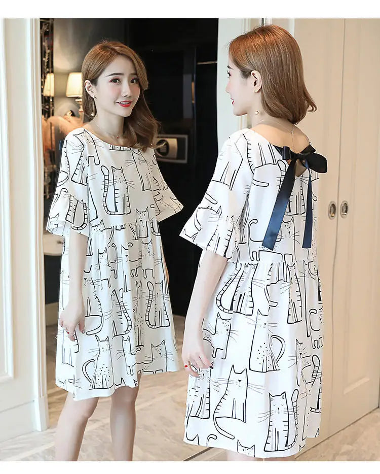 Loose Korean cartoon cat maternity dress in knee-length with bow detail and A-line silhouette, perfect for summer.