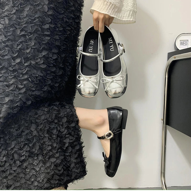 أحذية نسائية فاخرة بدون رباط من ماركة لوفرز