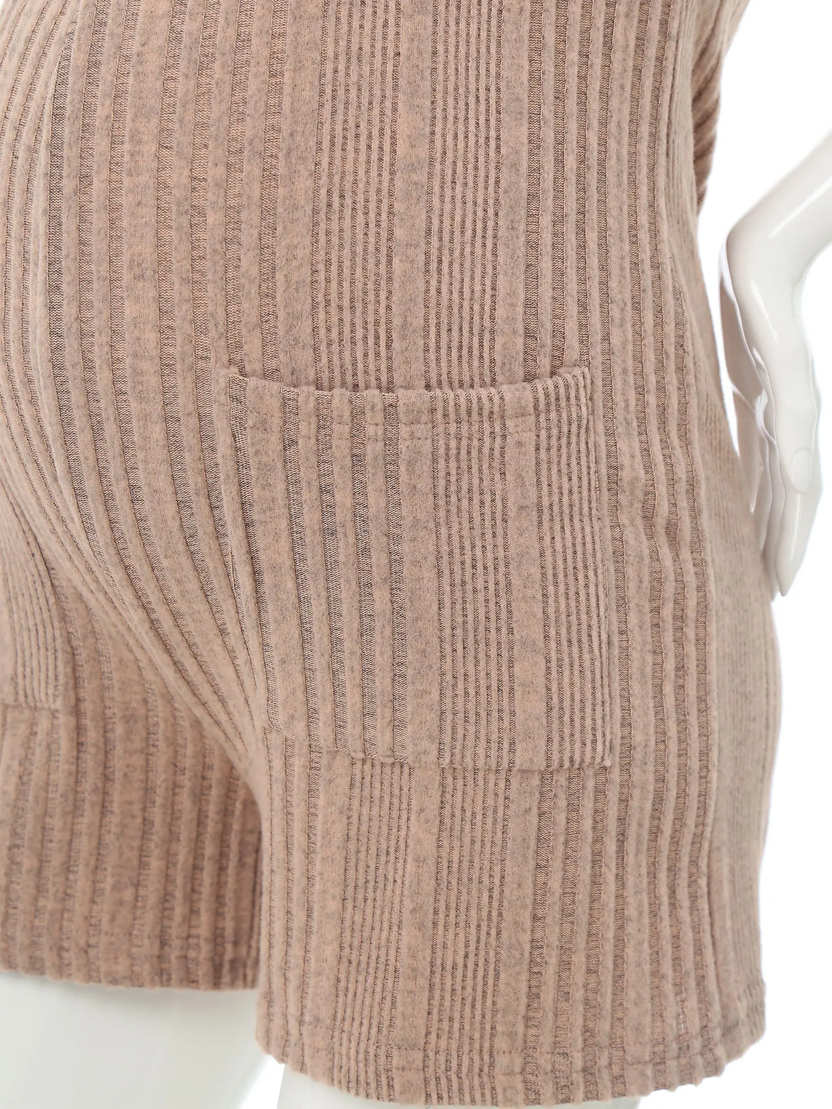 Close-up of a sleeveless ribbed maternity jumpsuit in natural color, featuring pockets and a loose fit, ideal for summer.