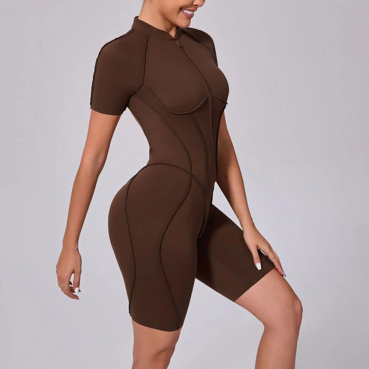 جمبسوت رياضي قصير بسحاب للنساء