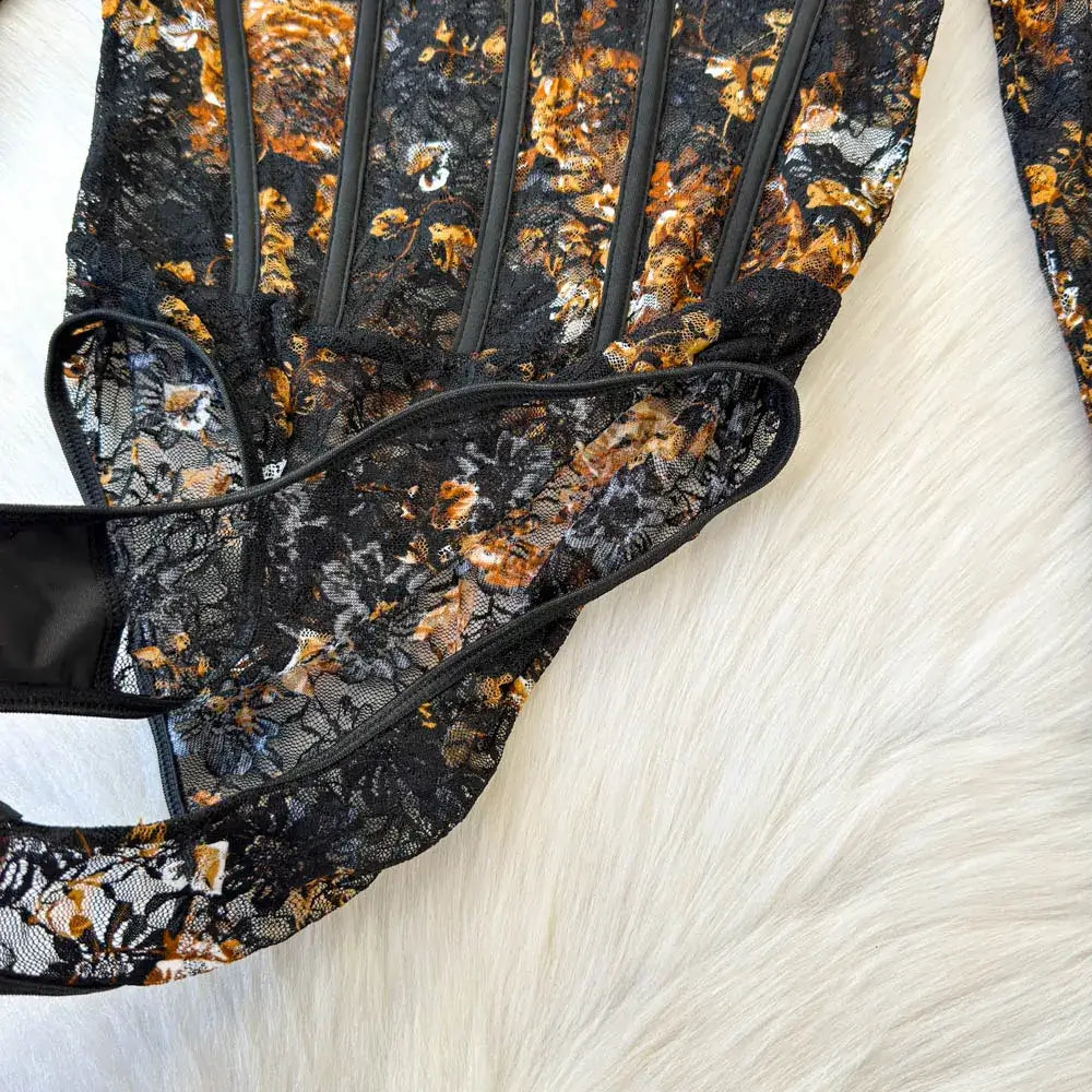 بدلة جسم نسائية مطبوعة بشبكة ورقبة مربعة