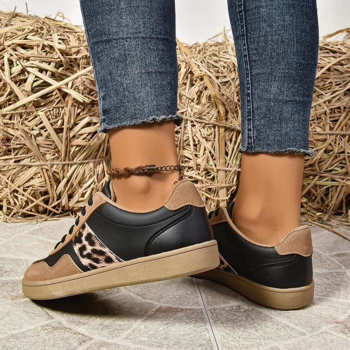 أحذية رياضية فاخرة للنساء بتصميمات عصرية