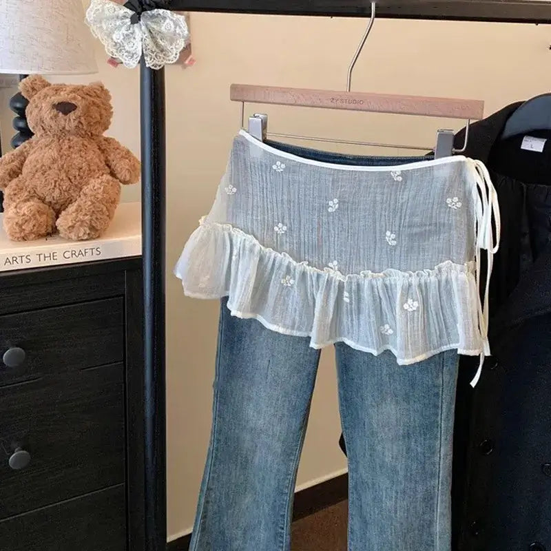 تنورة نسائية من الدانتيل بتصميم Y2K