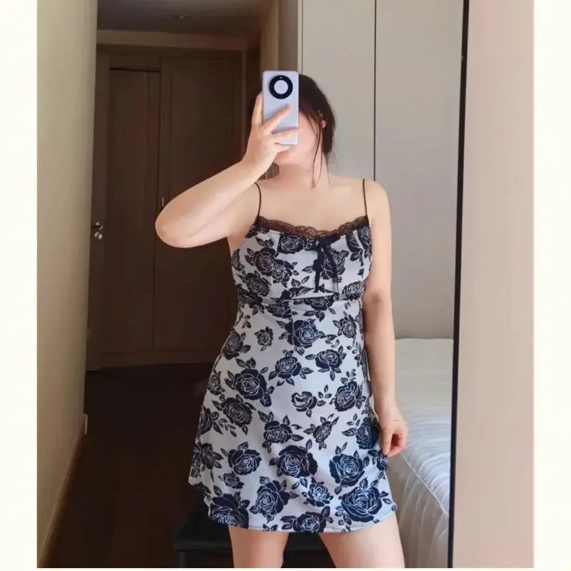 فستان نوم نسائي مقاس إضافي برباط من الدانتيل