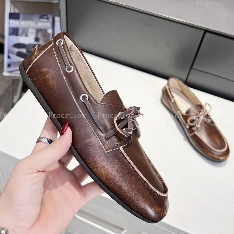 صندل نسائي بكعب منخفض وحزام مطوي على شكل قطة