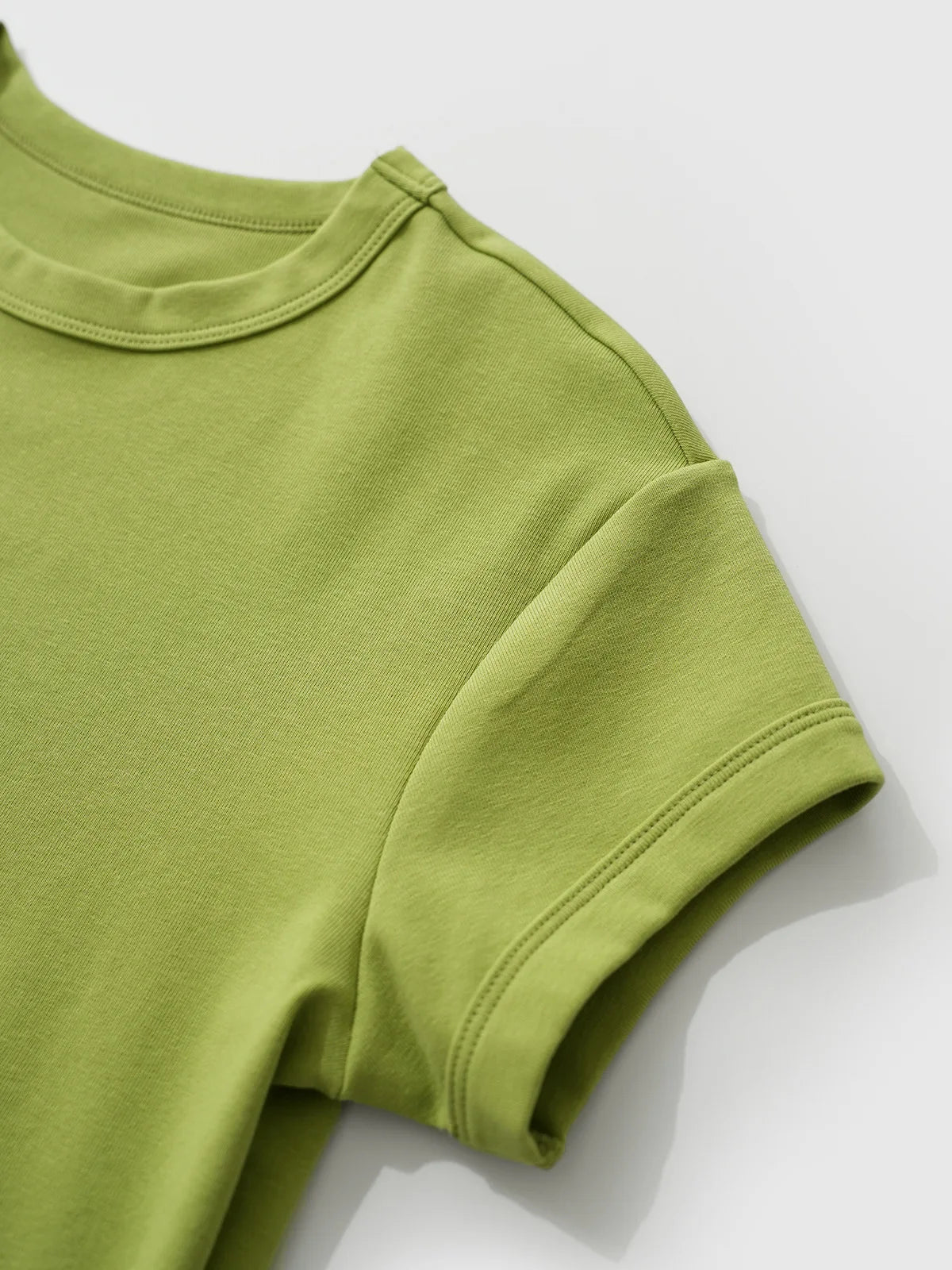 تي شيرت نسائي بطبعة ملونة