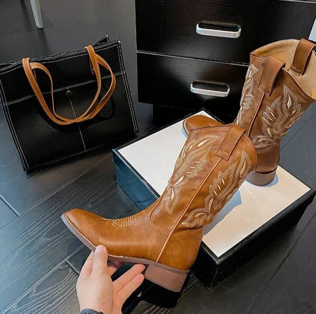 حذاء نسائي متوسط الساق من الجلد مطرز باللون الوردي