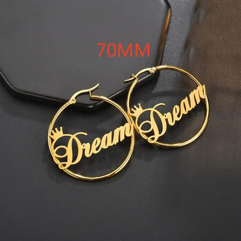 أقراط دائرية مخصصة تحمل اسم التاج اللطيف للنساء