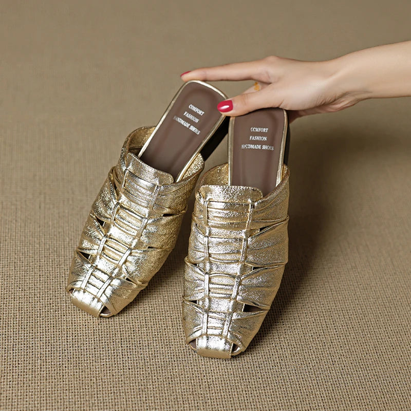 صنادل نسائية بكعب عريض من الجلد