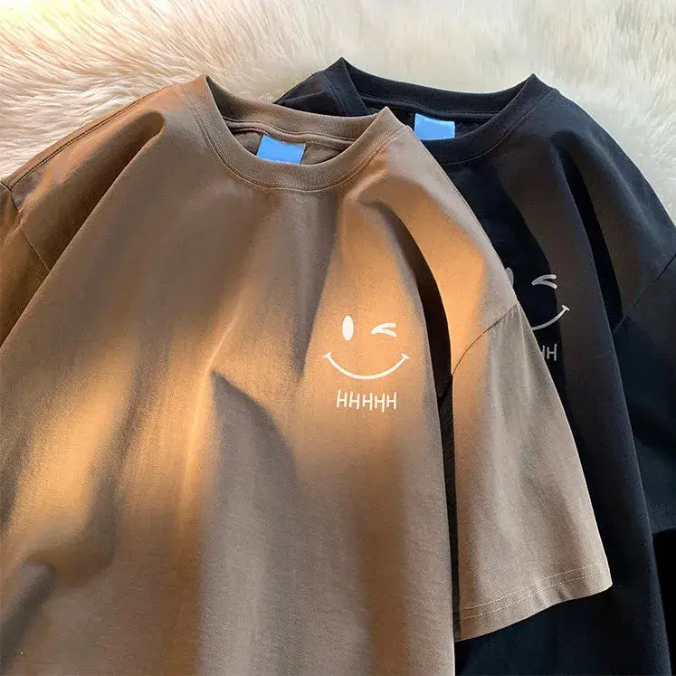 تي شيرت نسائي فضفاض غير رسمي بمقاس كبير ووجه مبتسم