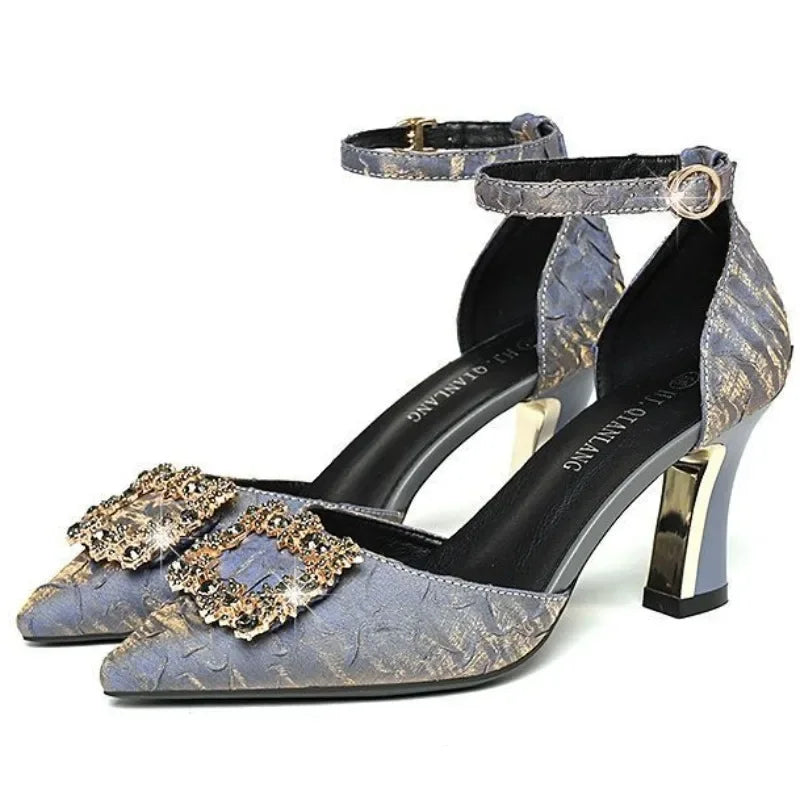 أحذية نسائية بكعب عالٍ بتصميم مدبب من تصميم 2024