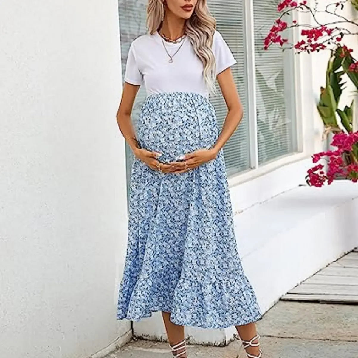 Comfortable maternity dress, featuring floral design, ideal for spring and summer, perfect for expecting mothers.