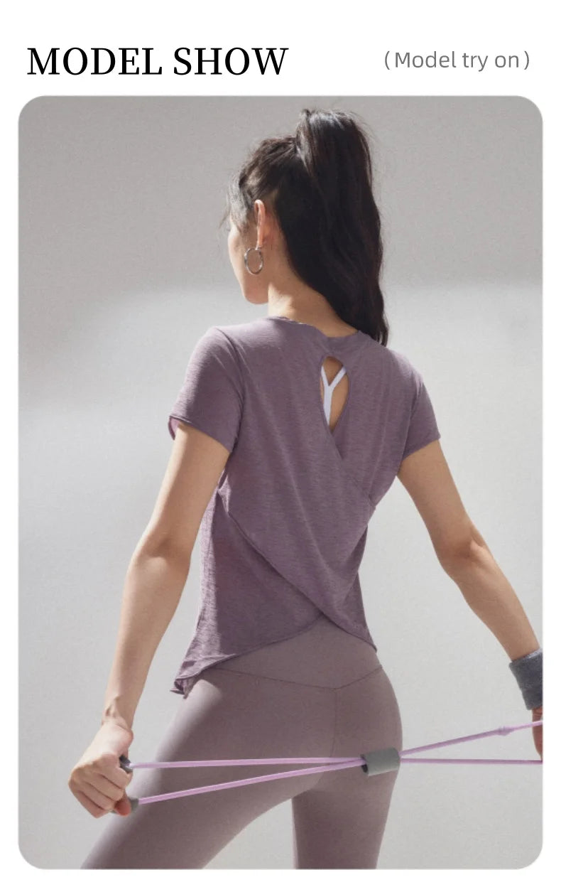 قميص يوغا قصير مفتوح الظهر للنساء