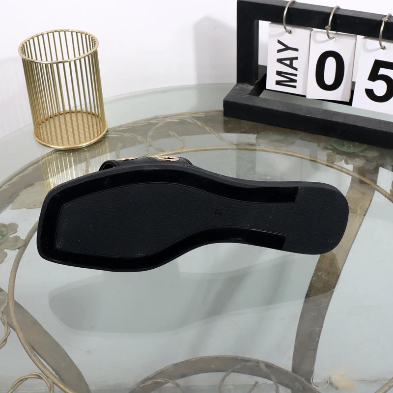 صنادل نسائية صيفية مسطحة مربعة الشكل