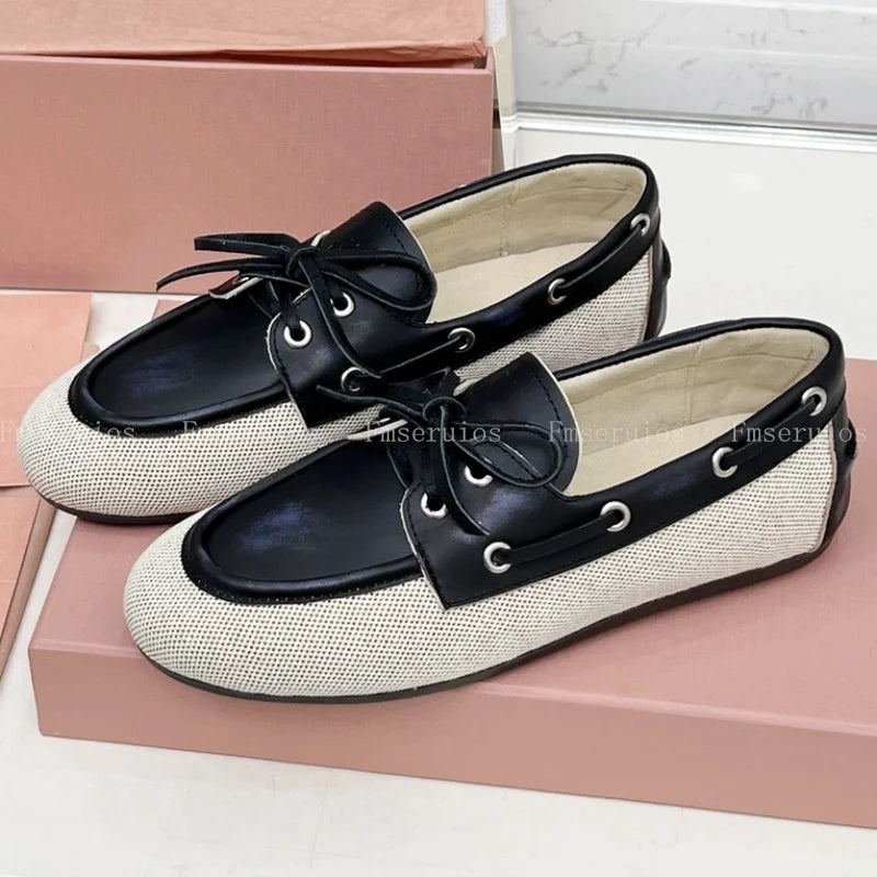 صندل نسائي بكعب منخفض وحزام مطوي على شكل قطة