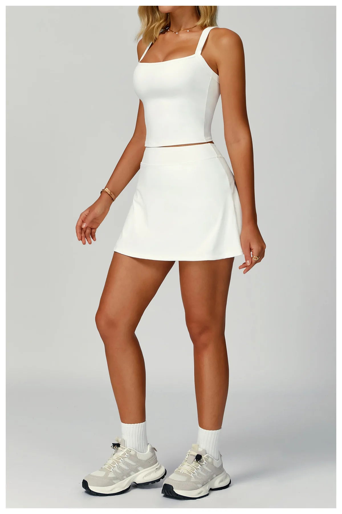 طقم تنورة تنس رياضية للنساء