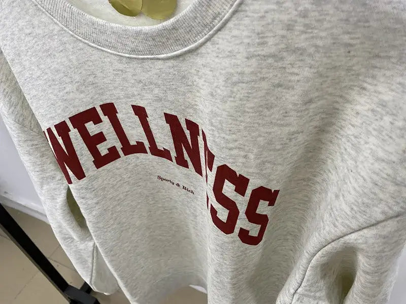 سويت شيرت نسائي بطبعة حروف عتيقة برقبة دائرية