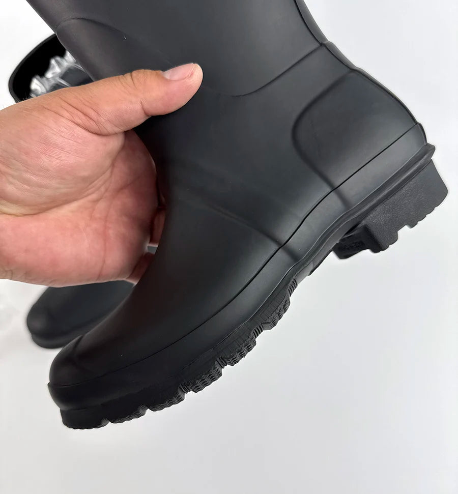 حذاء نسائي من الجلد المطرز حتى منتصف الساق