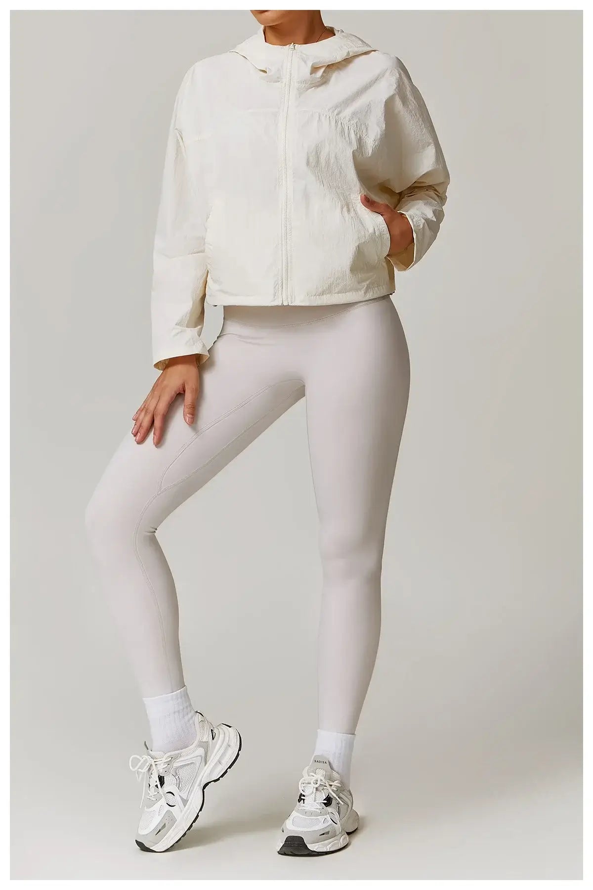 سترة رياضية نسائية سريعة الجفاف بغطاء للرأس