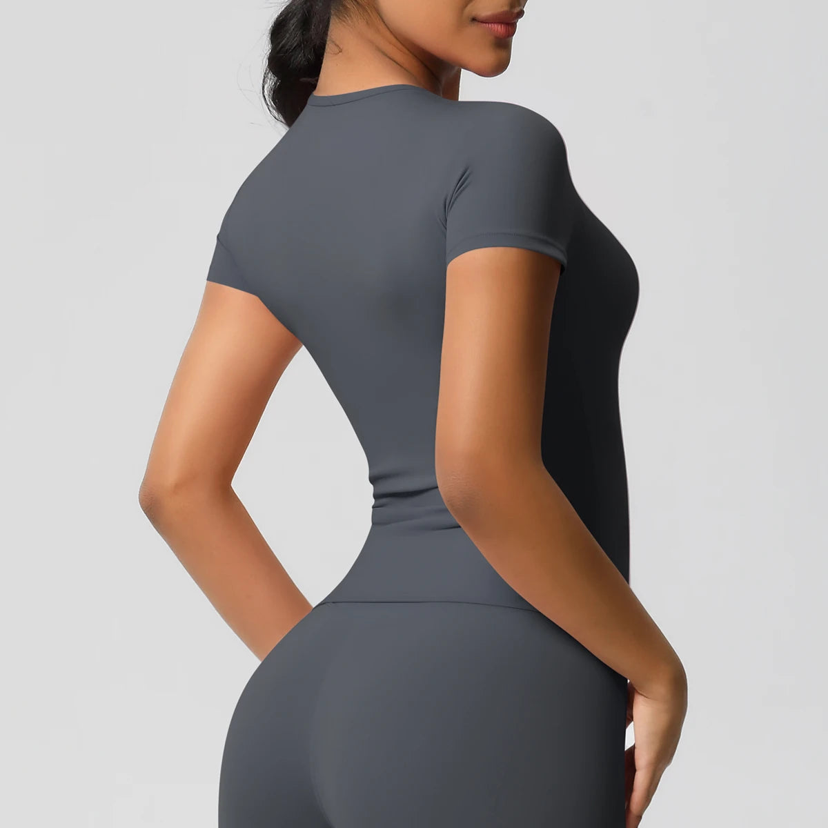بلوزة رياضية نسائية مرنة وسريعة الجفاف